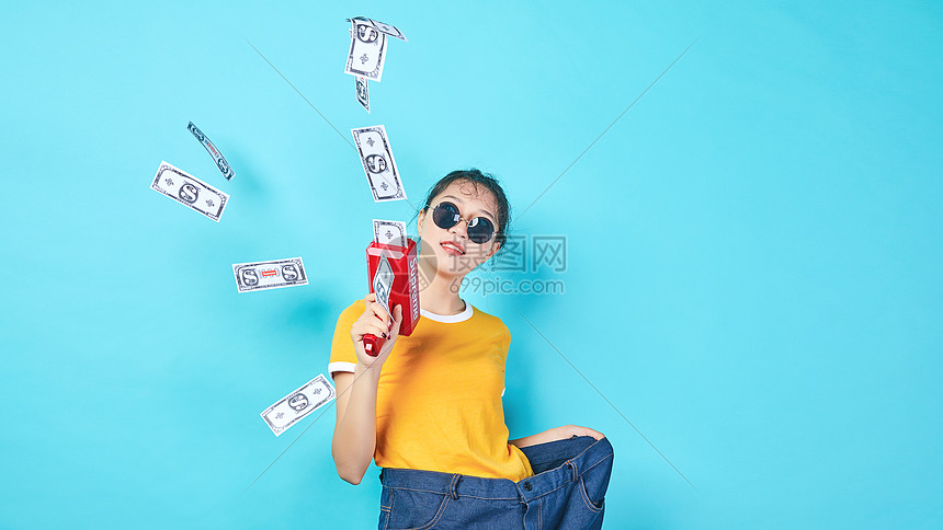 年轻女性手持喷钱枪