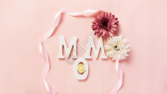 粉色背景上的MOM字母鲜花图片