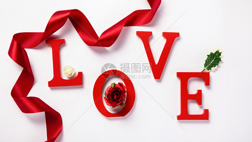白色背景上的LOVE爱红色字母图片