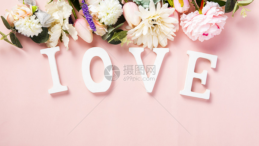 粉色背景上的LOVE花朵图片