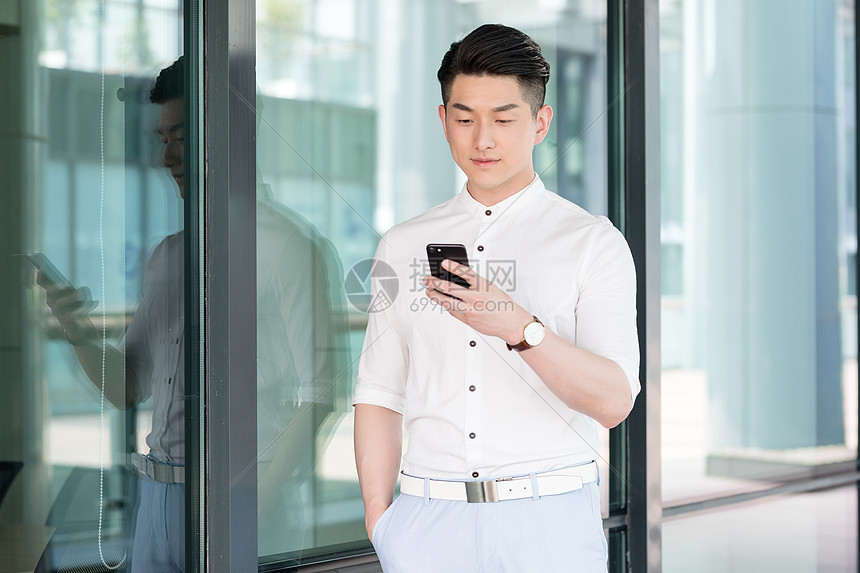 正在打电话的商务男性图片