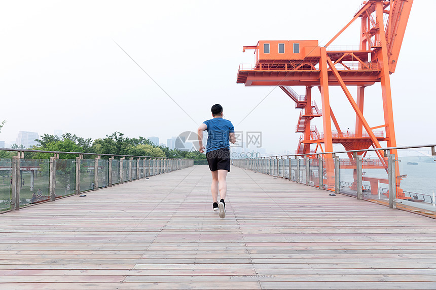 年轻男性户外运动跑步图片