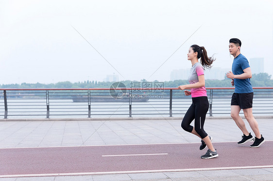 运动男女户外跑步锻炼健身图片