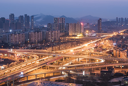 夜晚的车流现代城市大连背景