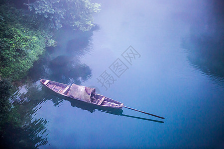 水面雾气雾漫小东江背景