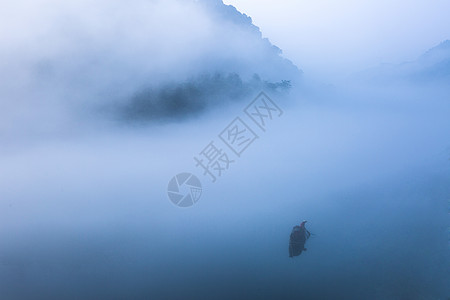 水面雾气雾漫小东江背景