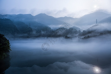 烟雾缭绕雾漫小东江背景