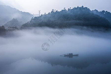 烟雾缭绕雾漫小东江背景