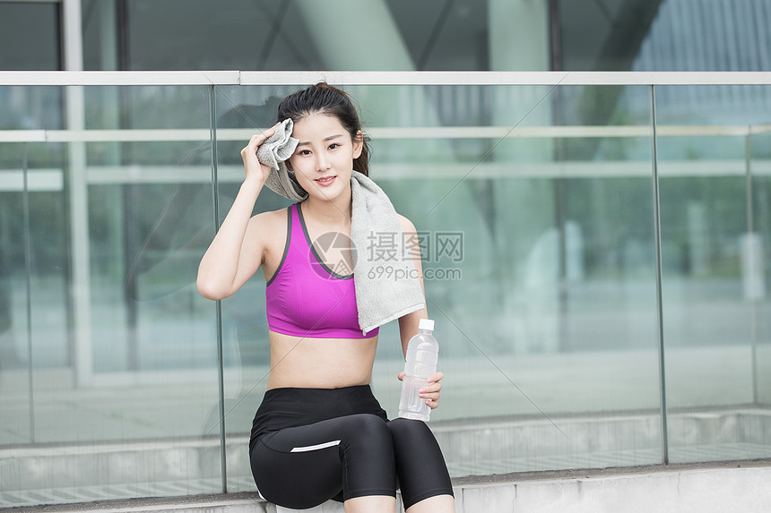 户外运动健身女性人像休息图片