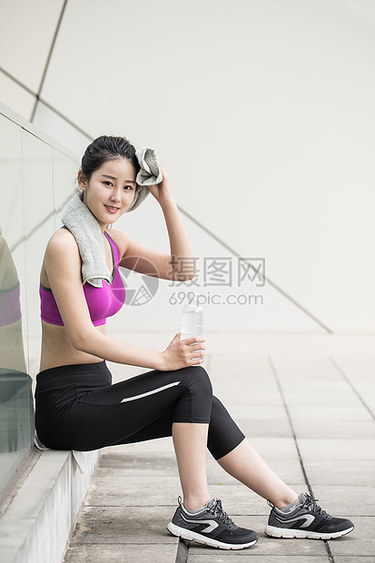 户外运动健身女性人像休息图片