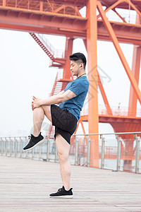 户外运动健身男性热身高抬腿图片