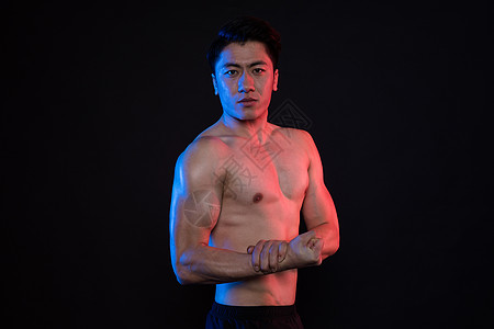 运动男性肌肉身材展示创意形象照图片