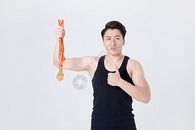 运动健身男性人像手举奖牌图片