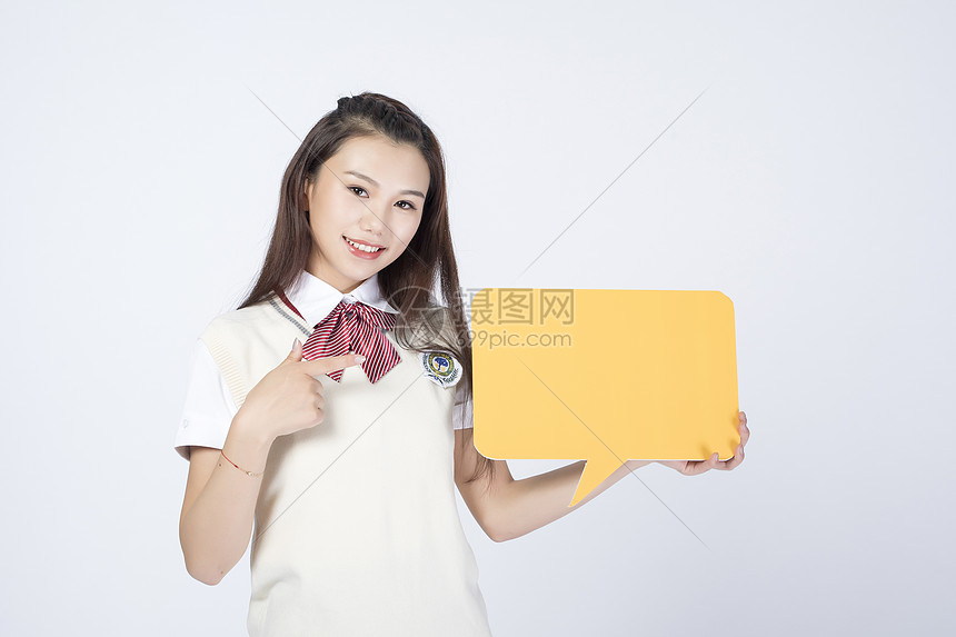 拿着文字框的女学生图片