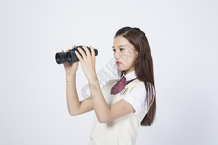 拿着望远镜的女学生图片