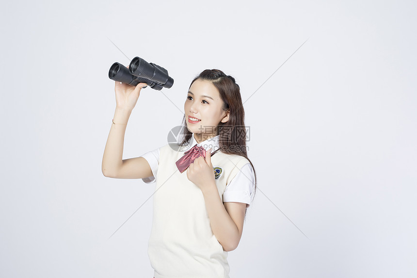 拿着望远镜的女学生图片