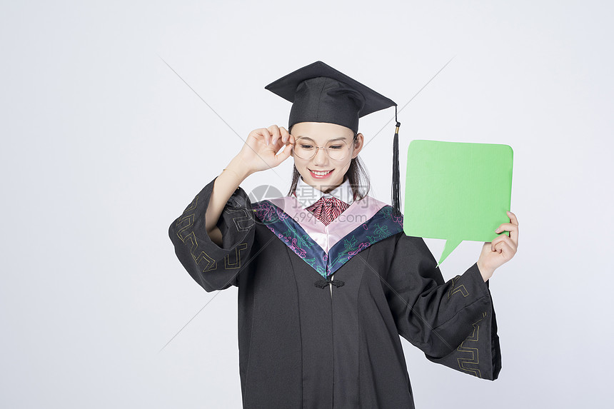 拿着文字框的毕业女学生图片