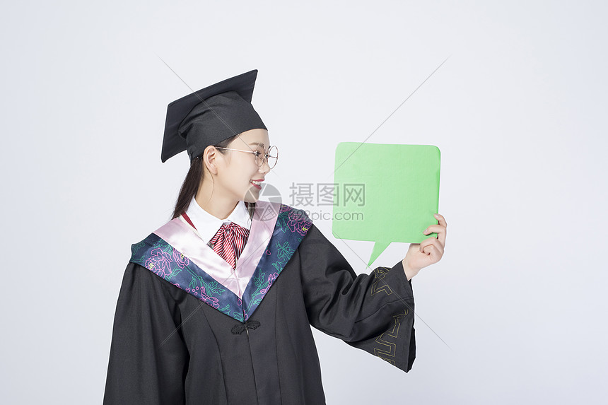 拿着文字框的毕业女学生图片