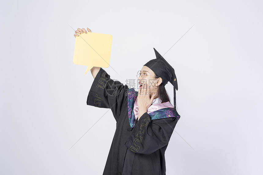 拿着文字框的毕业女学生图片