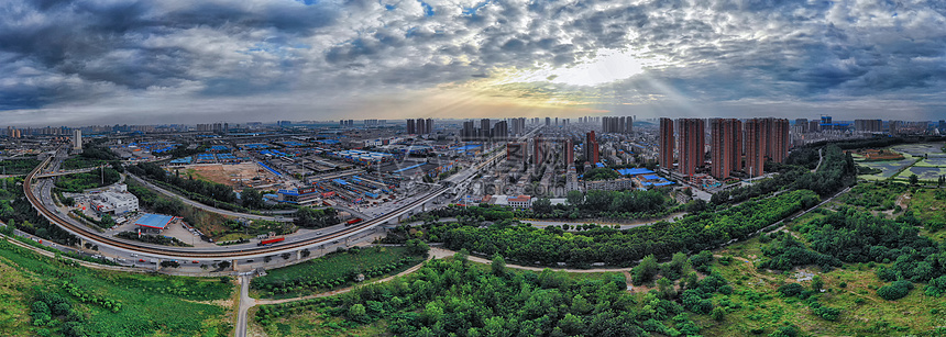 蓝天白云下的城市建筑全景图片