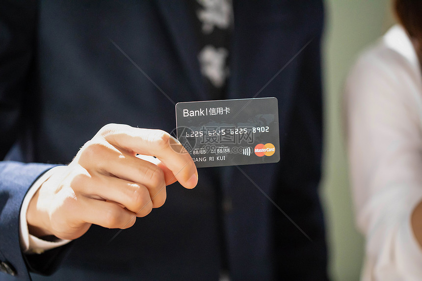 手持信用卡的人图片