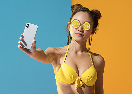 泳装性感美女展示手机高清图片