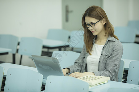 女学生在大学教室里学习图片