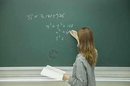 大学里学生在黑板前做题背景图片