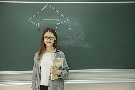 女学生在大学教室里学习图片