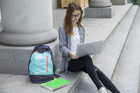 女同学在大学里学习电脑图片