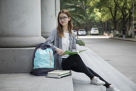 女大学生在阅读学习图片