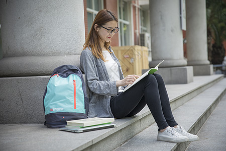 青春洋溢的女大学生图片