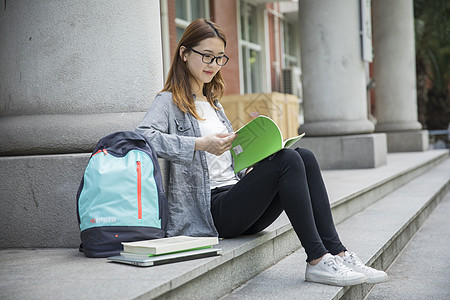 女大学生在阅读学习阳光高清图片素材