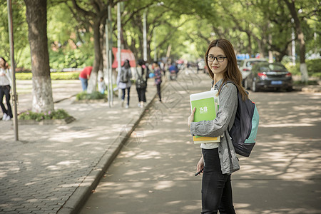 青春洋溢的女大学生图片