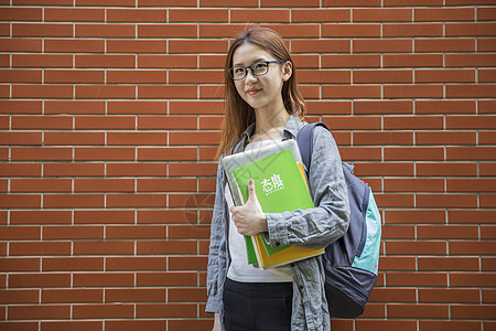 青春洋溢的女大学生图片