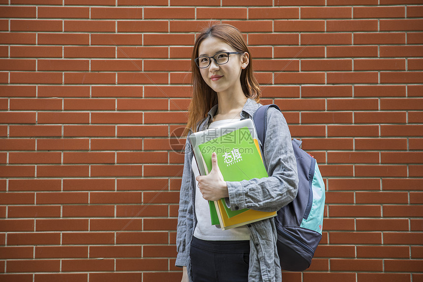 青春洋溢的女大学生图片