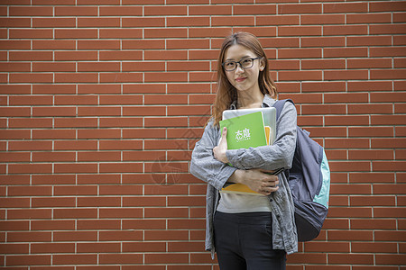 青春洋溢的女大学生图片