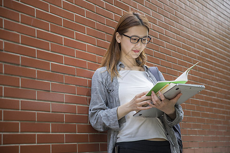 女大学生在阅读学习图片