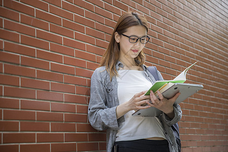 女大学生在阅读学习模特高清图片素材