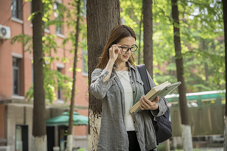 女学生在大学学习图片