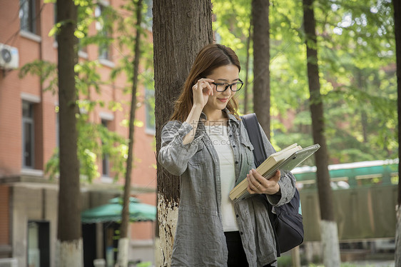 女学生在大学学习图片