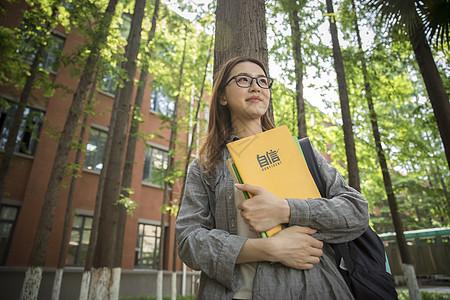 青春洋溢的女大学生图片