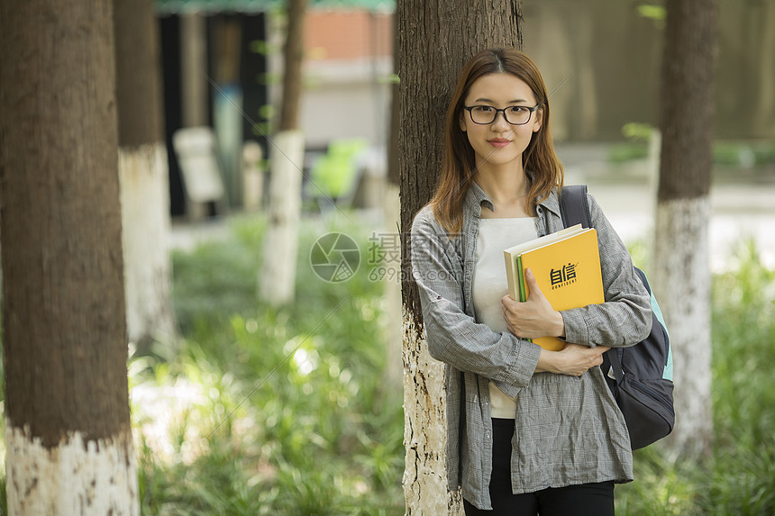 青春洋溢的女大学生图片