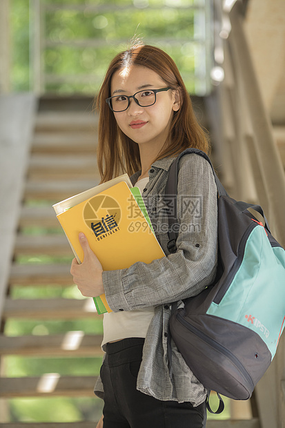 青春洋溢的女大学生图片