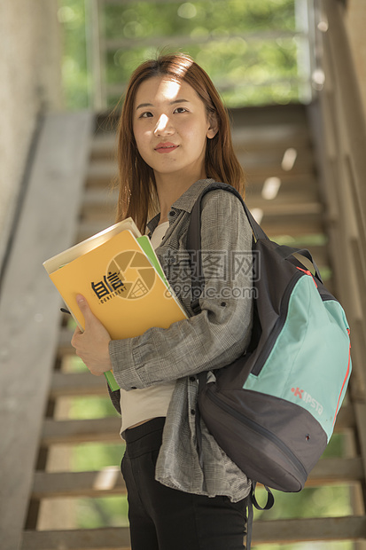 青春洋溢的女大学生图片