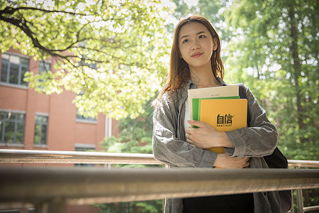 学校青春洋溢的女大学生背景