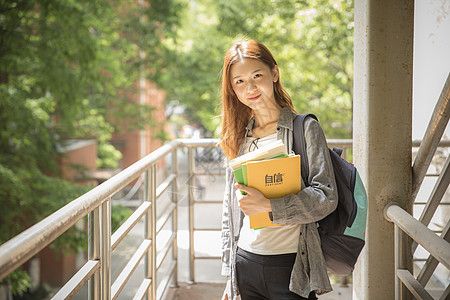 青春洋溢的女大学生图片