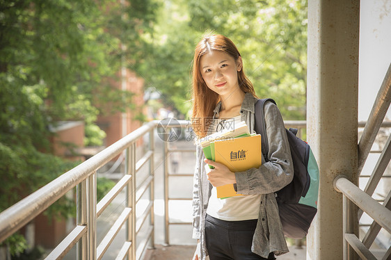 青春洋溢的女大学生