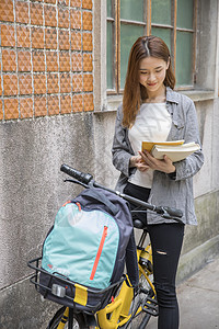 青春洋溢的女大学生图片