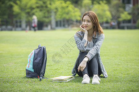 青春洋溢的女大学生高清图片